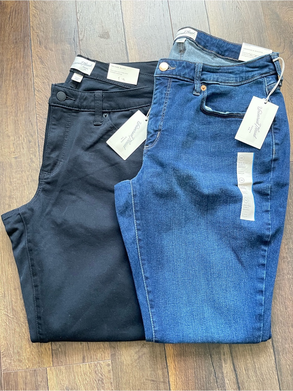 Lot of 2 Universal Thread Women’s Mid-Rise Curvy/Skinny Jeans. Size 14R